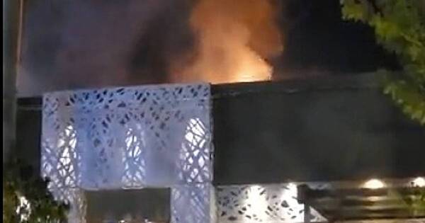 La Nación / Principio de incendio en churrasquería causó gran susto, pero fue controlado
