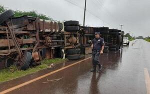 Camión con 30.000 kilos de abono volcó en Caaguazú – Prensa 5