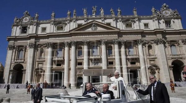 El papa: “Mi pierna no está bien, el médico me pidió que no camine”