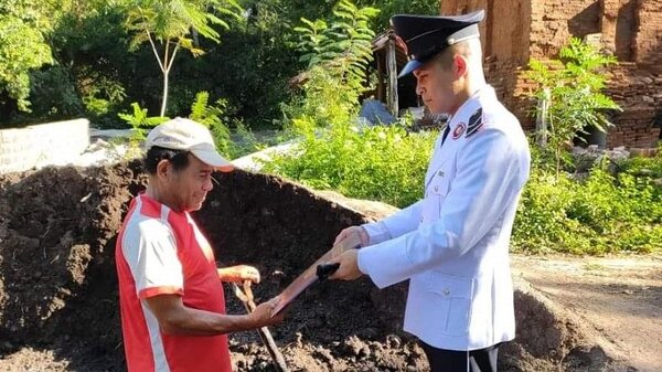 ¡Emotivo! Joven se recibió de policía y se lo dedicó a su humilde padre | Noticias Paraguay