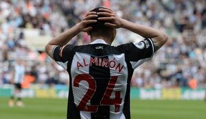 Miguel Almirón jugó todo el partido, pero Newcastle no pudo ante el Liverpool
