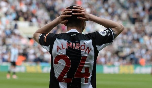 Miguel Almirón jugó todo el partido, pero Newcastle no pudo ante el Liverpool