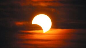 Luna Negra eclipsará parcialmente hoy al sol