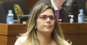 La Nación / Cuestionan en redes sociales a Kattya González por una tibia posición