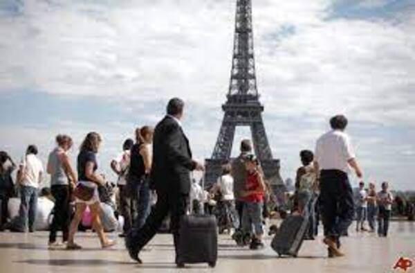 Diario HOY | Vuelven los turistas extranjeros a París tras dos años de paréntesis
