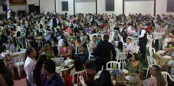Multitud de maestros en el Inde en cena ofrecida por el diputado Juan Silvino Acosta.