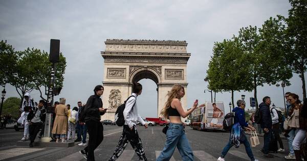 La Nación / Después de dos años, los turistas extranjeros vuelven a adueñarse de las calles de París