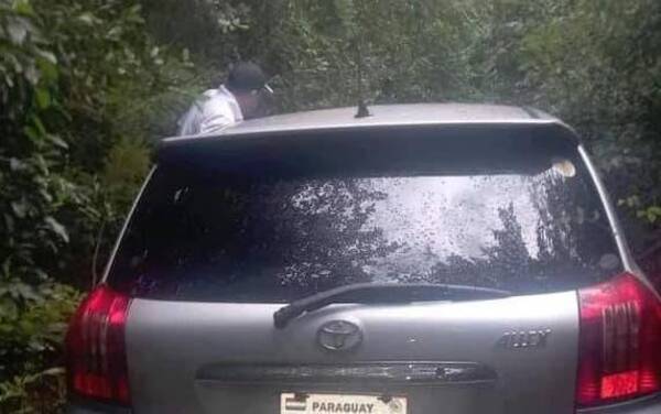 Crónica / En medio de los matorrales encuentran auto que se usó para megasalto
