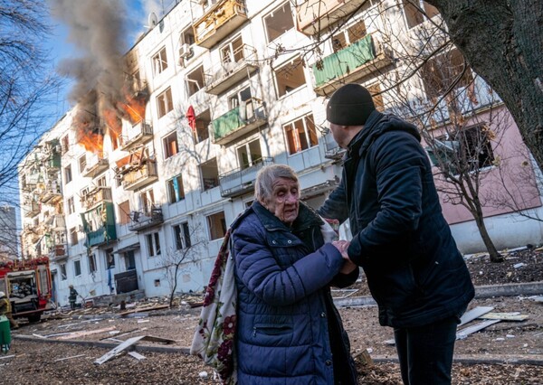 Una veintena de civiles fueron evacuados de la acería de Azovstal en Mariupol | OnLivePy