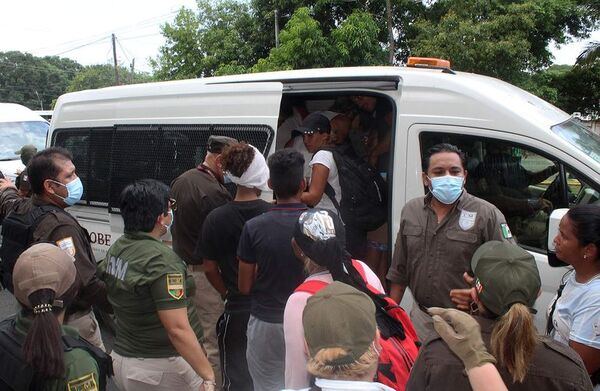 Nueva caravana migrante se entrega a autoridades mexicanas tras 40 kilómetros - Mundo - ABC Color