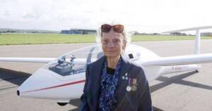La Nación / A los 99 años volvió a pilotar una aeronave, luego de la Segunda Guerra Mundial