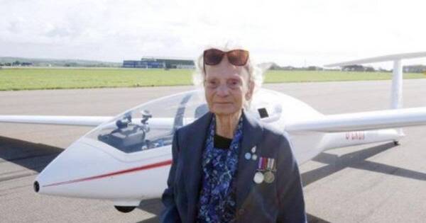 La Nación / A los 99 años volvió a pilotar una aeronave, luego de la Segunda Guerra Mundial