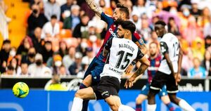 Con Omar Alderete de titular, Valencia deja escapar dos puntos en el derbi