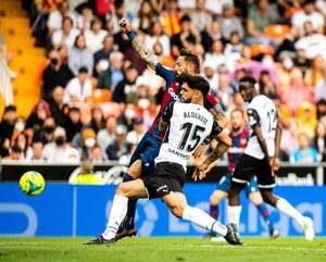 Crónica / Fútbol español: Alderete fue titular en el empate del Valencia