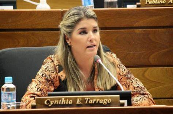 Cynthia Tarragó volvió al país, pidió tiempo para pasar con su familia y luego hablara con la prensa - Te Cuento Paraguay