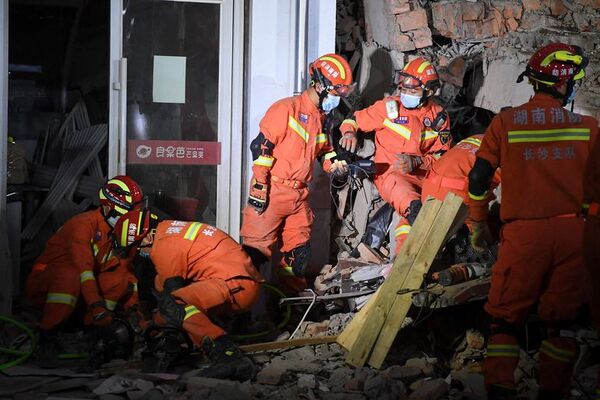 Decenas de desaparecidos tras derrumbe de edificio en China - Mundo - ABC Color