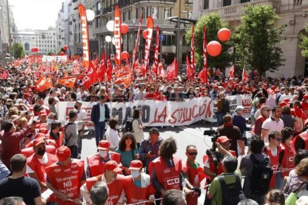 Miles de personas marchan por la subida de sueldos y la contención de los precios en Madrid