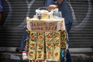 Faenas informales, el sustento del trabajador público en Venezuela - MarketData