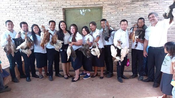 Alumnos regalaron gallinas a los docentes por su día