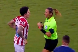 ¡Lamentable! Un futbolista intentó agredir a una árbitra en pleno partido en Brasil - Megacadena — Últimas Noticias de Paraguay