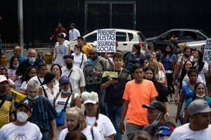 Trabajadores venezolanos protestan para exigir mejores condiciones laborales - MarketData
