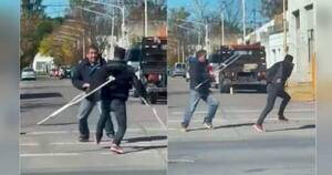 La Nación / Joven con muletas que pedía dinero corrió tras ser confrontado por otro hombre