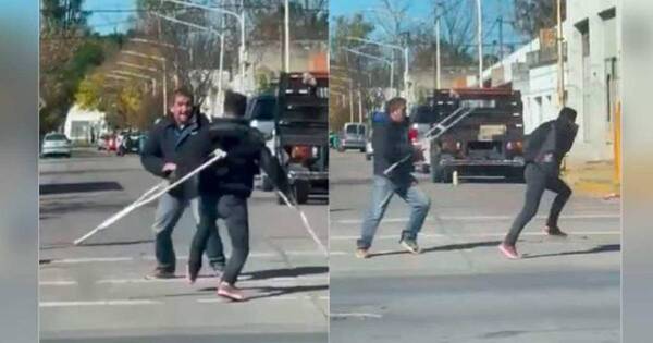 La Nación / Joven con muletas que pedía dinero corrió tras ser confrontado por otro hombre
