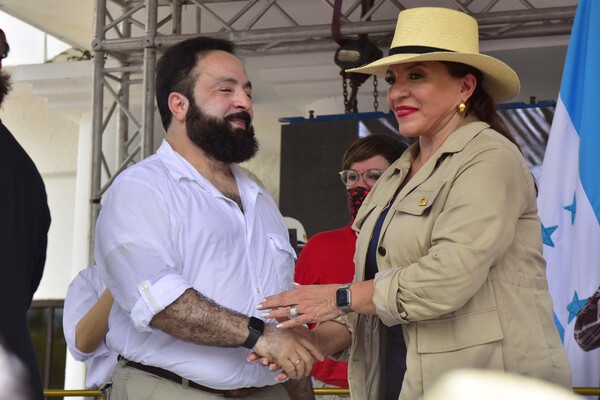 Trabajadores hondureños reclaman derechos en una marcha que participó Xiomara Castro - MarketData