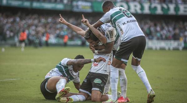 Crónica / Coritiba, de Gustavo Morínigo, remonta espectacularmente ante el "Flu"