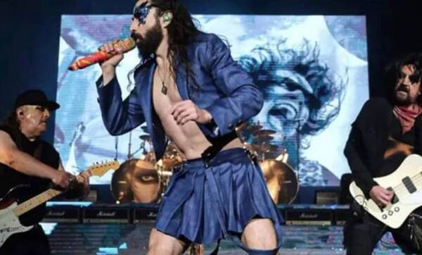 Crónica / [VIDEOS] ¡Ndetavyonde! Cantante rockero luce polleritas en sus shows