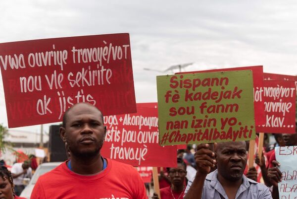 Trabajadores haitianos protestan para exigir 14 dólares como salario mínimo - Mundo - ABC Color