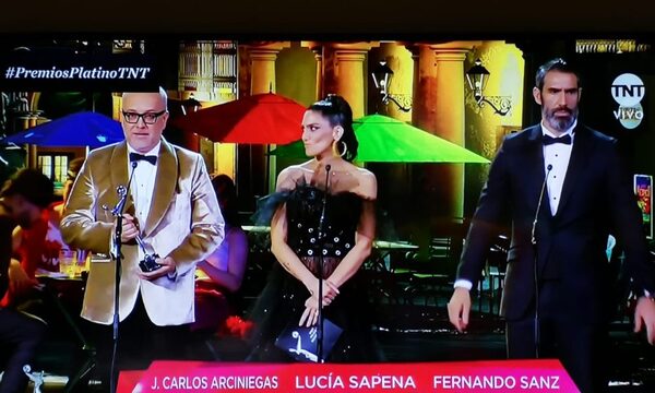 ¡Que capa! La bella Lucia Sapena aparece en los premios de TNT