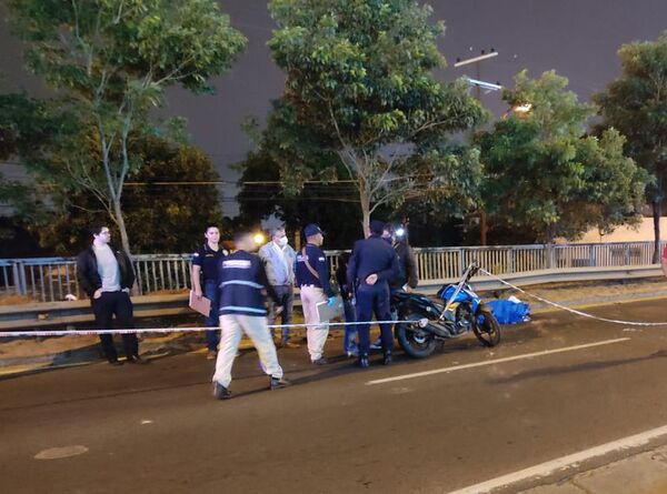 Motociclista muere al chocar contra un vehículo en Fernando de la Mora - Nacionales - ABC Color