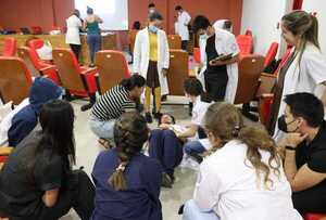 Diario HOY | Alumnos de Medicina se ponen en el papel de pacientes pediátricos y sus padres