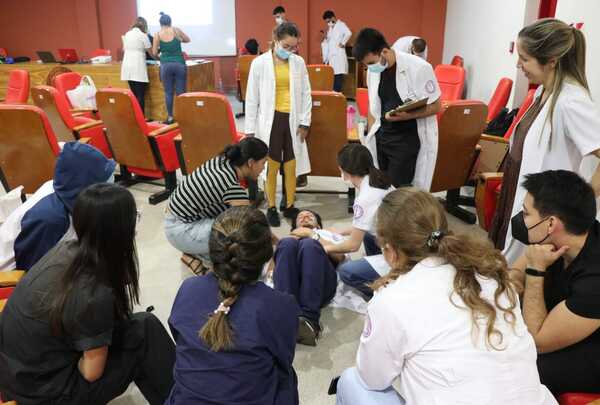 Diario HOY | Alumnos de Medicina se ponen en el papel de pacientes pediátricos y sus padres