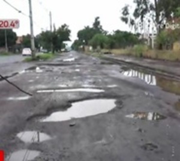 Gigantescos baches en la Avenida Gral. Díaz de Mariano Roque Alonso - Paraguay.com