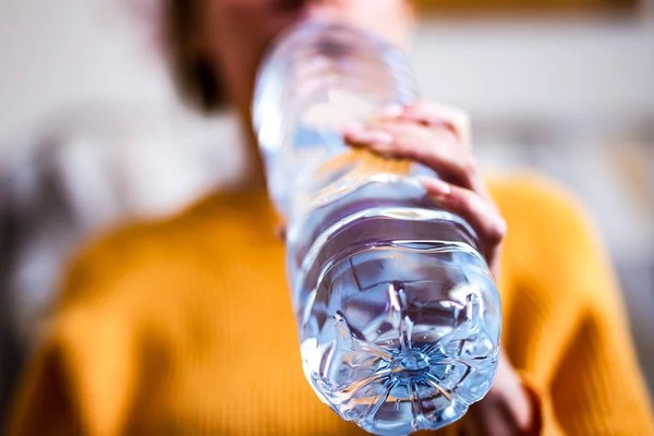 Diario HOY | Cuáles son las razones por las que no se deben reutilizar las botellas de plástico