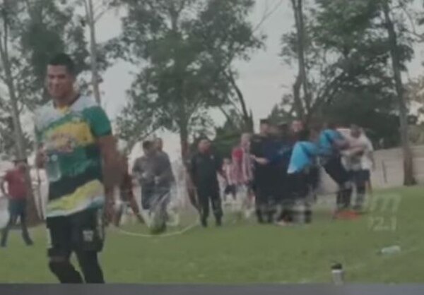 Furiosos hinchas agreden a terna arbitral en Capitán Meza (VIDEO)