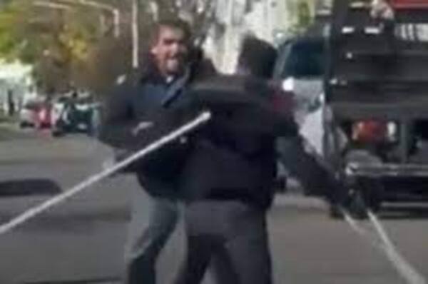 Diario HOY | Video: pilló en semáfoto que vecino fingía discapacidad para pedir dinero, lo golpeó a "muletazos"