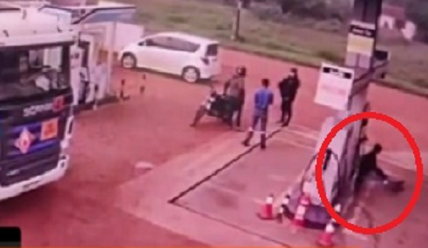 Suegra y yerno asaltan una estación de servicios - Noticiero Paraguay