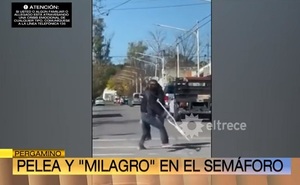 Hombre que mendigaba con muletas termina corriendo tras pelea