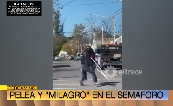 Hombre que mendigaba con muletas termina corriendo tras pelea