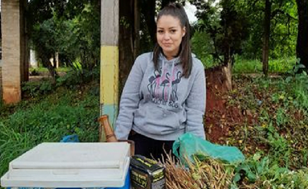 Joven paga su carrera de Ingeniería Ambiental vendiendo remedios para tereré - Noticiero Paraguay