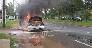 La Nación / Un automóvil se incendió en la vía pública en Asunción