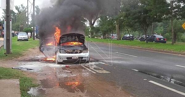 La Nación / Un automóvil se incendió en plena vía pública de Asunción