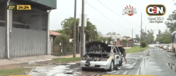 Una madre y sus hijas se llevaron el susto de sus vidas, al incendiarse el vehículo en el que iban – Prensa 5