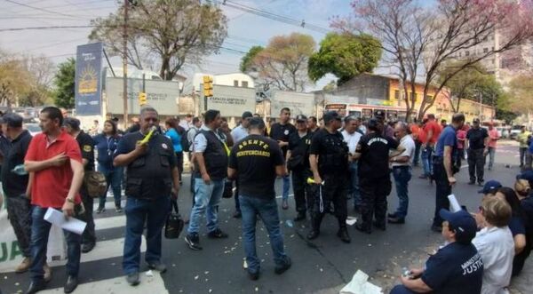 Agentes penitenciarios emplazan al Gobierno para resolver pago de subsidio o irán a huelga