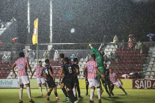 San Lorenzo se frena ante River y deja a Luqueño como único líder