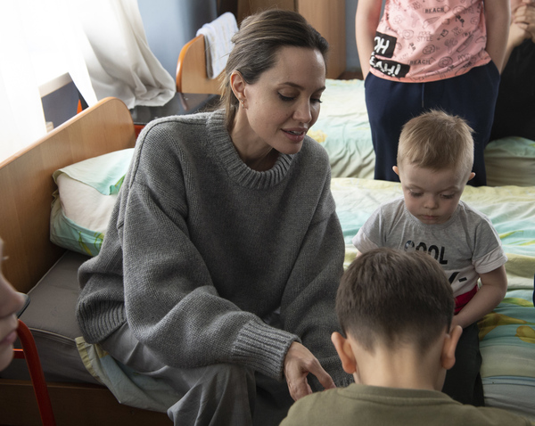 Impactante video de Angelina Jolie en su visita a Ucrania por alarmas antiaéreas