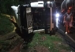 Conductor pierde el control de su feroz rodado y volcó aparatosamente